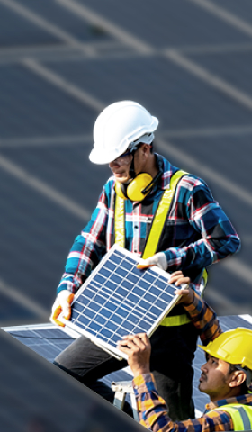 Soluzioni per l'energia e la sostenibilità Prologis - Operai che installano pannelli solari Soluzioni per l'energia e la sostenibilità Prologis - Operai che installano pannelli solari