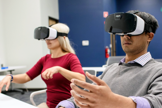 Due persone che indossano un visore per la realtà virtuale Due persone che indossano un visore per la realtà virtuale
