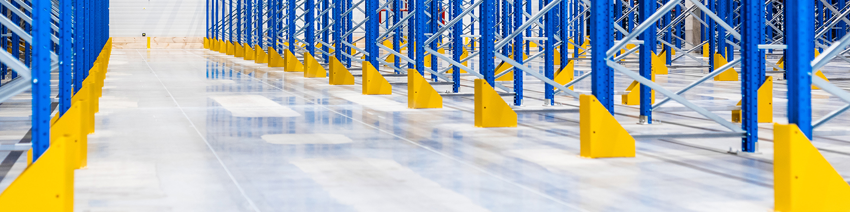Scaffalature blu e gialle in un magazzino Scaffalature blu e gialle in un magazzino