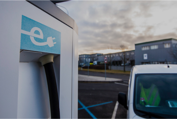 Elettrificazione della flotta, primo piano caricabatterie veicoli elettrici in sede Elettrificazione della flotta, primo piano caricabatterie veicoli elettrici in sede