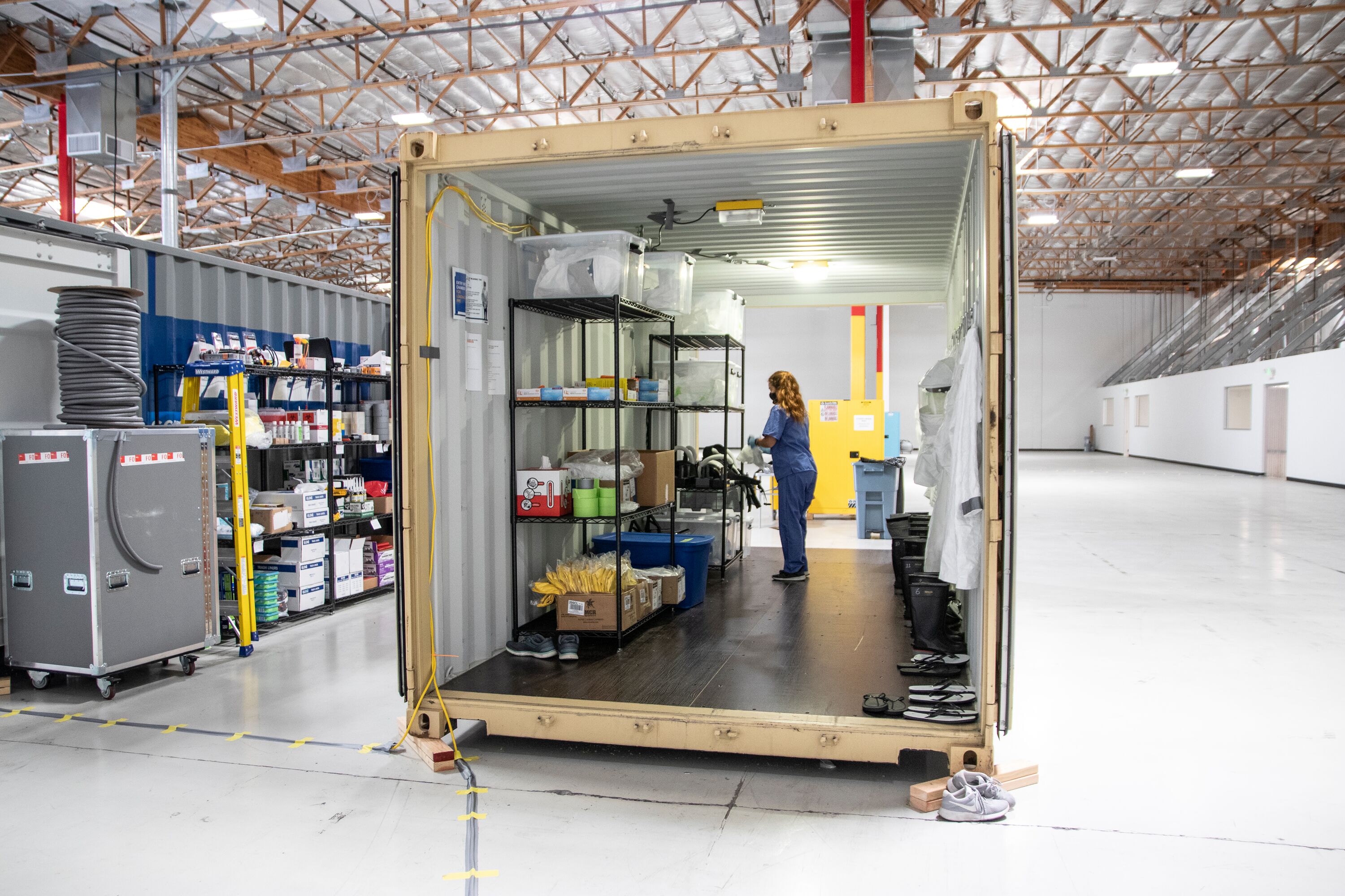 Donna che lavora in un container per la spedizione Donna che lavora in un container per la spedizione