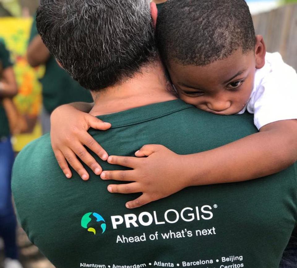 Bambino che abbraccia un dipendente di Prologis in occasione dell'IMPACT day Bambino che abbraccia un dipendente di Prologis in occasione dell'IMPACT day