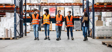Prologis Team Members in a warehouse Membri del team Prologis in un magazzino