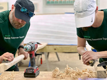 Due dipendenti di Prologis che levigano il legno per un progetto in occasione dell'IMPACT Day Due dipendenti di Prologis che levigano il legno per un progetto in occasione dell'IMPACT Day